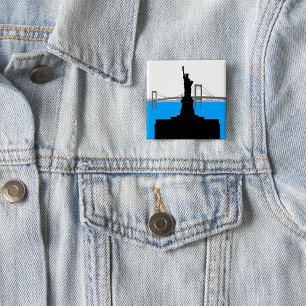 Badge Carré 5 Cm Silhouette de la Statue de la Liberté sur la skyli