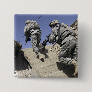Badge Carré 5 Cm Soldats courant l'escalier d'un bâtiment