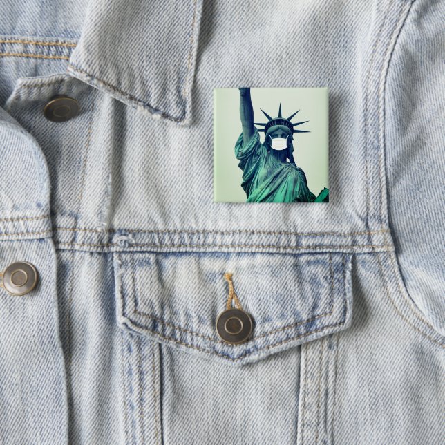 Badge Carré 5 Cm Statue de la Liberté (En situation)