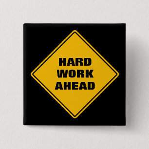 Badge Carré 5 Cm Travail dur jaune devant panneau routier classique
