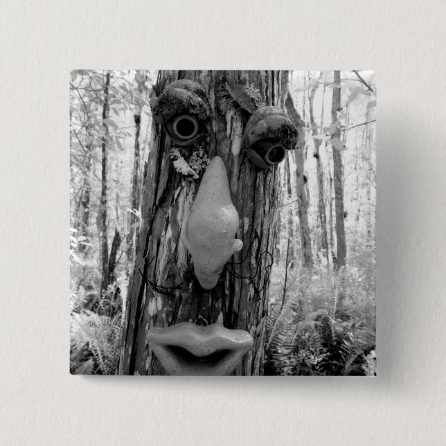 Badge Carré 5 Cm Troll d'arbre sur un grand cyprès. (Devant)