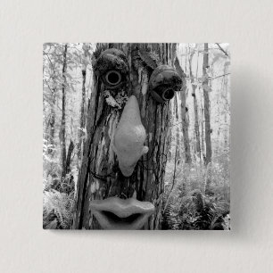 Badge Carré 5 Cm Troll d'arbre sur un grand cyprès.