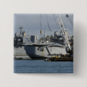 Badge Carré 5 Cm Un F-15 Eagle prend un ascenseur d'une grue à péni