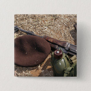 Badge Carré 5 Cm Un fusil, militaires couvrent et cantine