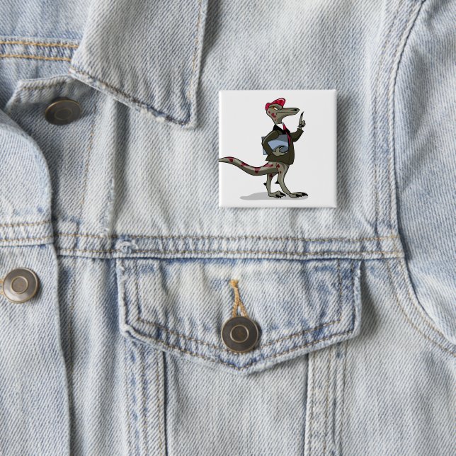 Badge Carré 5 Cm Un Greffier De Caricature Iguanodon. (En situation)