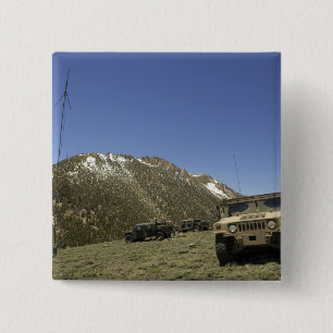 Badge Carré 5 Cm Un Humvee est garé sur le site de retransmission