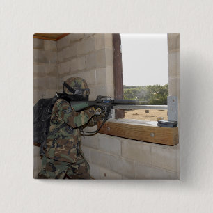 Badge Carré 5 Cm Un soldat agit en tant que force d'opposition