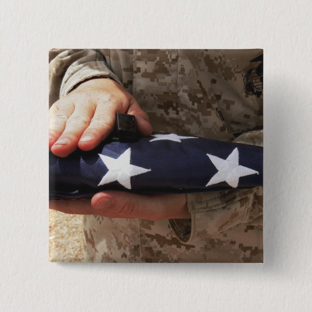 Badge Carré 5 Cm Un soldat tient le drapeau américain (Devant)