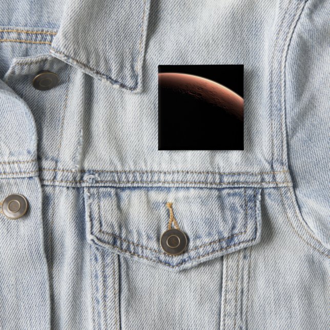 Badge Carré 5 Cm Une Partie De Mars À La Limite De La Lumière Et De (En situation)