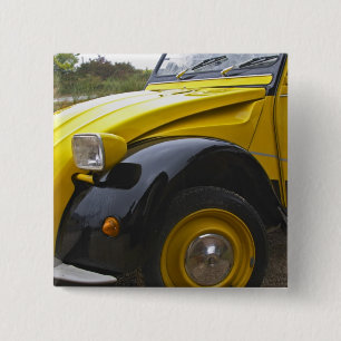 Badge Carré 5 Cm Une vieille Citroen 2CV 2 CV noire et jaune,