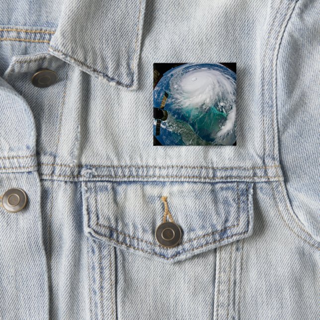 Badge Carré 5 Cm Vue De L'Ouragan Dorian. (En situation)