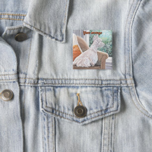 Badge Carré 5 Cm Westie regardant par une fenêtre