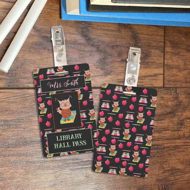 Badge Chouette Brown sur un laissez-passer de bibliothèq (Créateur téléchargé)