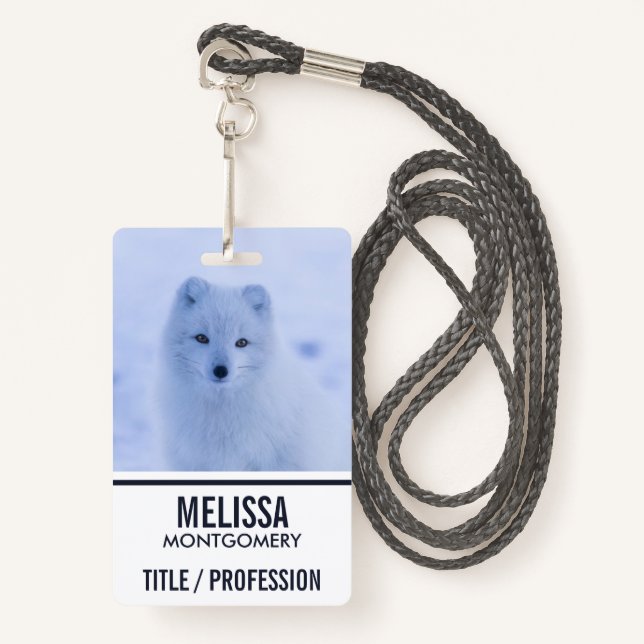 Badge Cute Arctic Fox sur Snowy Winter Arrière - plan (Devant avec lanière)
