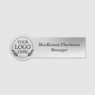 Badge de bureau ou uniforme élégant et tendance