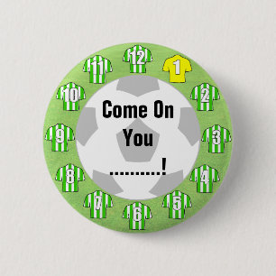 Badge de l'équipe de football avec chemises blanch