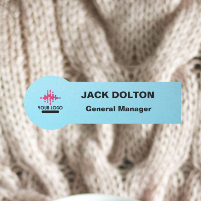 Badge de nom de l'employé en argent avec logo et t (Créateur téléchargé)