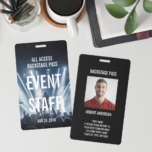 Badge de personnel d'événement avec photo de fond