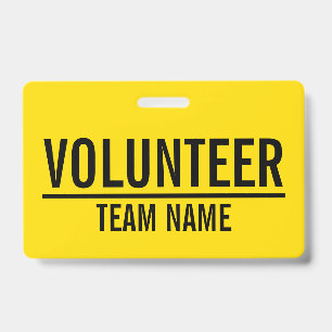 Badge de volontaire jaune avec nom d'équipe person