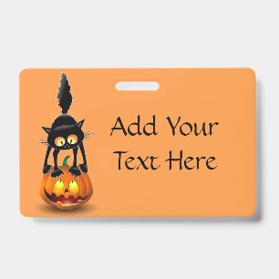 Badge Dessin d'Halloween au chat effrayé sur Citrouille