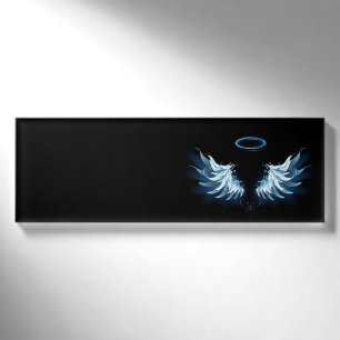 Badge D'identification Ailes d'angle brillant bleu sur arrière - plan noi