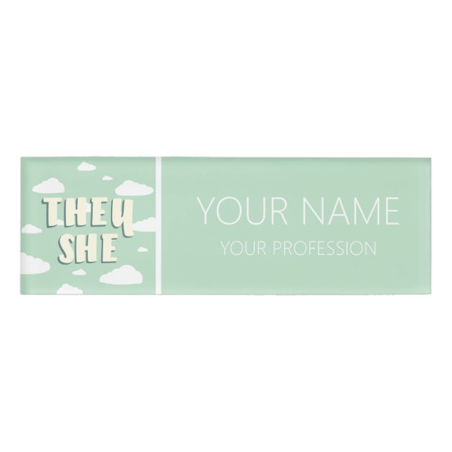 Badge D'identification Des Nuages Verts Qu'Elle Pronononoune (Devant)