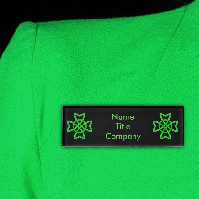 Badge D'identification Deux noeuds celtiques dynamiques Irish Green sur B (Looped bright green intertwined Irish Celtic knots on black name tag.)