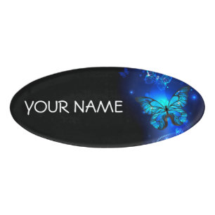 Badge D'identification Le papillon morpho dans l'Arrière - plan sombre