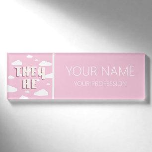 Badge D'identification Les Nuages Roses Qu'Il Pronononce