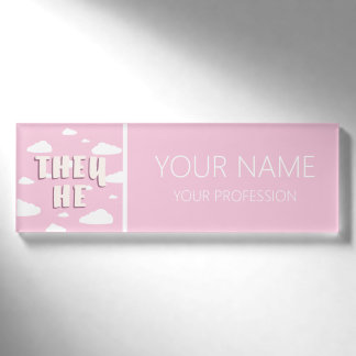 Badge D'identification Les Nuages Roses Qu'Il Pronononce