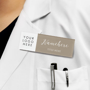 Badge D'identification Logo Calligraphie Élégant Beige Tan Aimant Titre