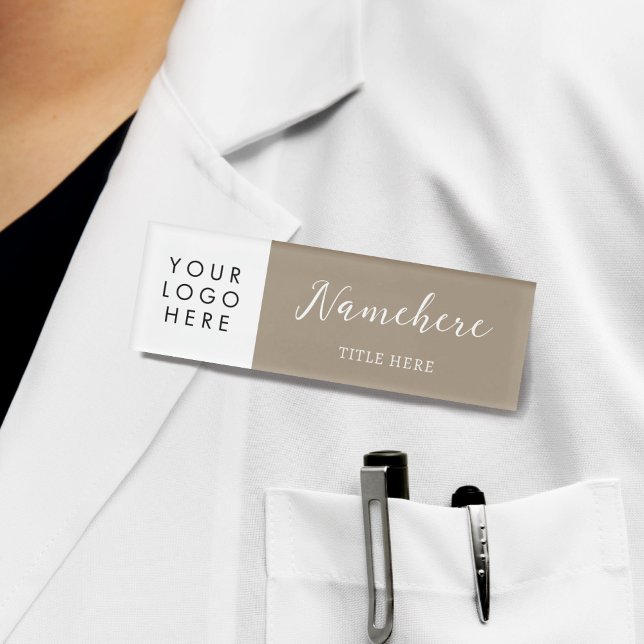 Badge D'identification Logo Calligraphie Élégant Beige Tan Aimant Titre (Créateur téléchargé)