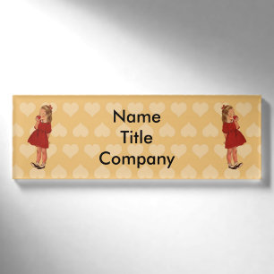 Badge D'identification Petites Filles habillées en rouge mangeant des cœu