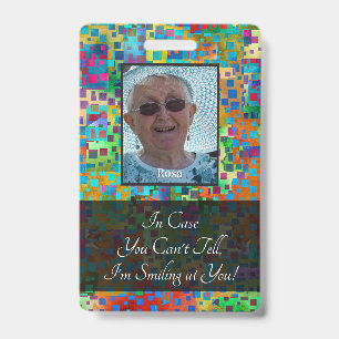 Badge Graphisme Abstrait Coloré Sourire Derrière un Masq