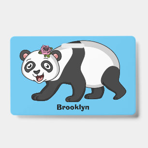 Badge Joli panda heureux avec une fleur de dessin animé