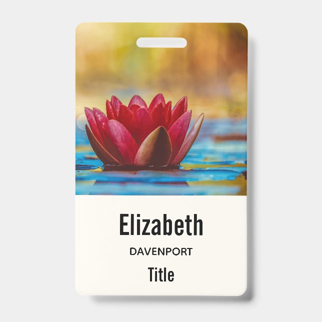 Badge Jolie photo d'une fleur de Lotus dans un étang (Front)