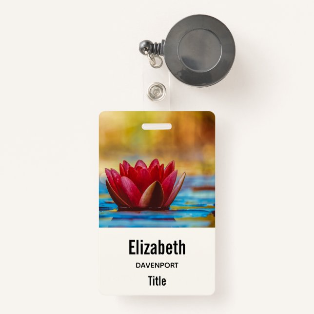 Badge Jolie photo d'une fleur de Lotus dans un étang (Front with Retractable)