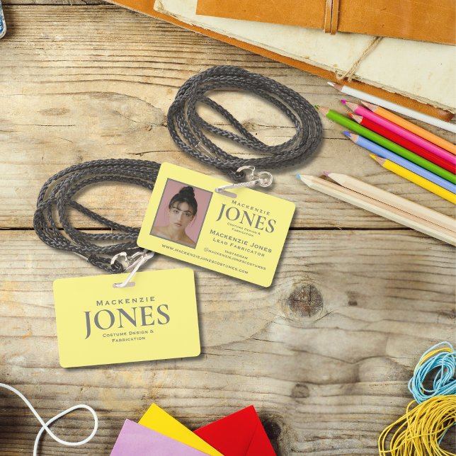 Badge Logo de marque personnelle Employé moderne jaune g (Créateur téléchargé)