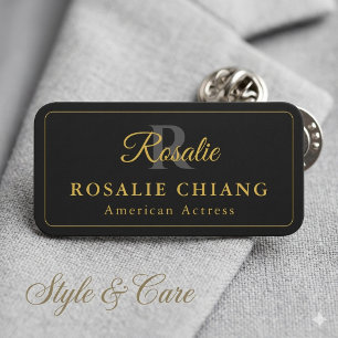 Badge Personnalisé avec Monogramme & Titre de Post