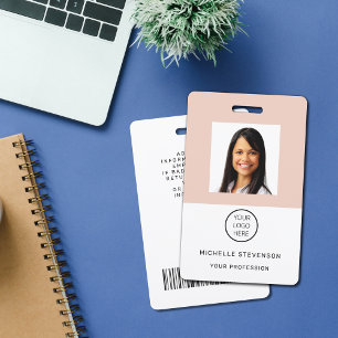 Badge personnalisé avec photo et logo en rose poud