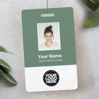 Photo d'employé vert sauge, logo, nom