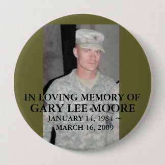 BADGE ROND 10 CM 30842406, DANS LA MÉMOIRE AFFECTUEUSE DE, GARY LEE