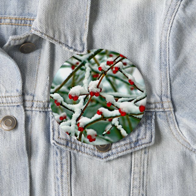 Badge Rond 10 Cm Berries rouges dans la neige (2025) (En situation)