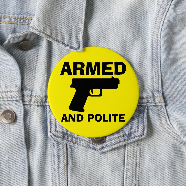 Badge Rond 10 Cm Bouton ARMÉ ET POLITE (En situation)