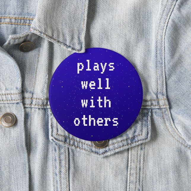 Badge Rond 10 Cm Bouton Joue bien avec d'autres (En situation)