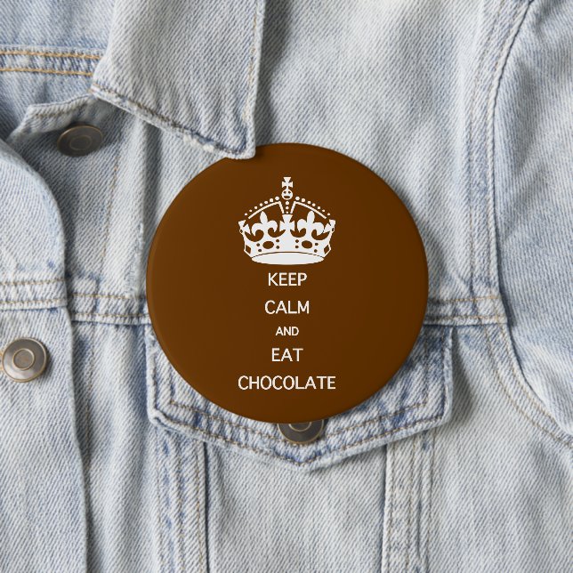 BADGE ROND 10 CM CONSERVEZ LE CHOCOLAT DE MANGE CALME (En situation)