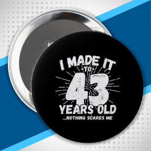Badge Rond 10 Cm Drôle 43ème anniversaire Citation Sarcastique 43 a
