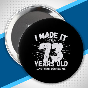 Badge Rond 10 Cm Drôle 73ème Anniversaire Citation Sarcastique 73 A
