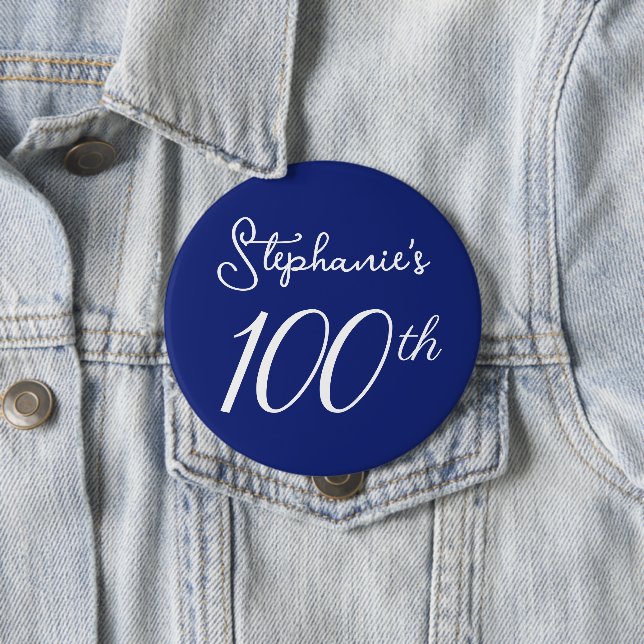 Badge Rond 10 Cm Élégant Monogramme bleu marine 100e fête d'anniver (En situation)