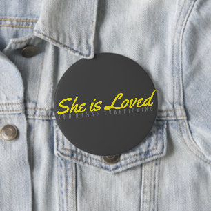 Badge Rond 10 Cm Elle est aimée : Trafic d'humain d'extrémité